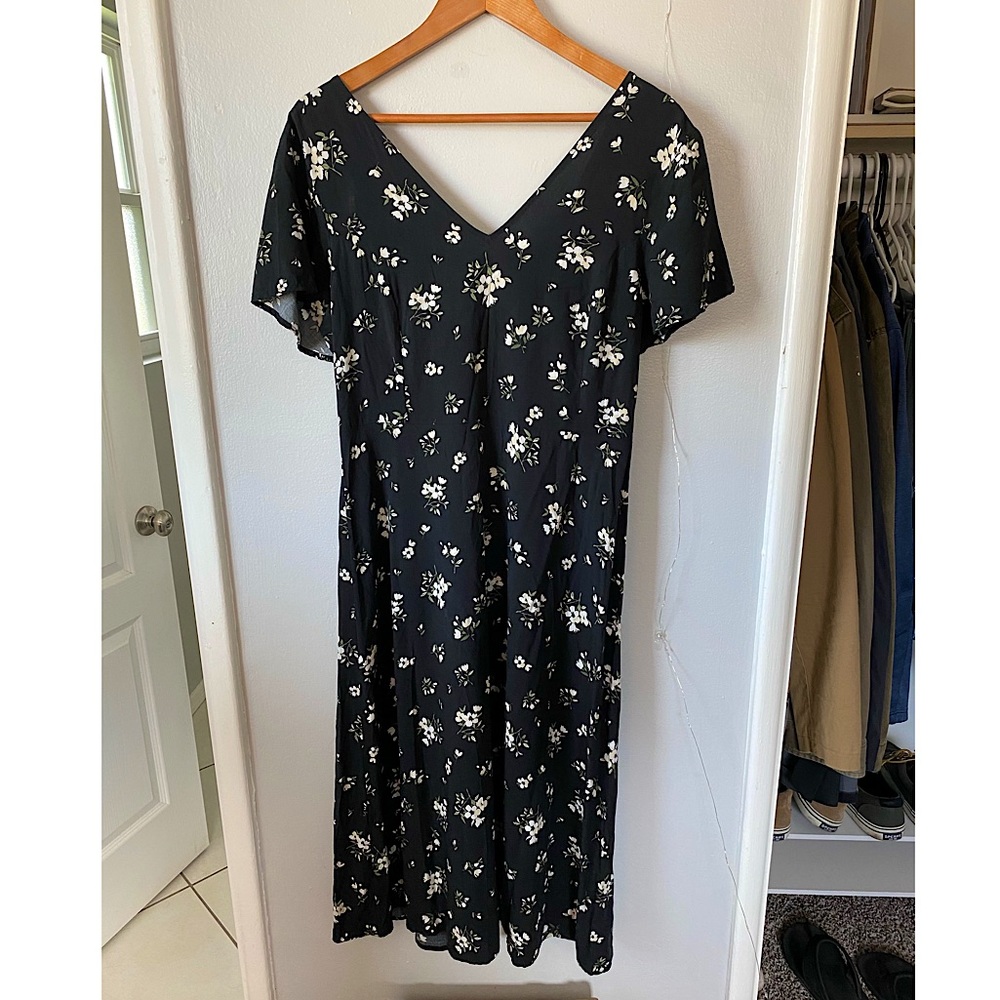 Vintage-Inspired Fit & Flare Floral Midi Dress 🌻